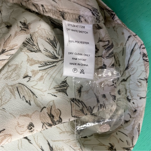 NWT ASTR off white sketch floral blouse with tie Sz S - Picture 16 of 16